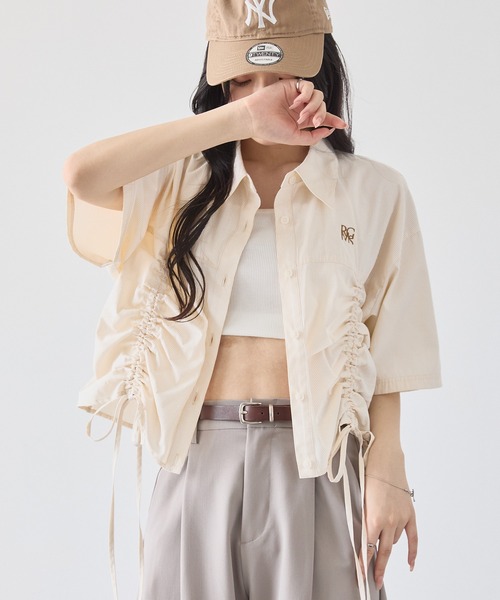 MONO-MART（モノマート）の「ワンポイント刺繍シャーリングストライプ半袖シャツ（シャツ/ブラウス・レディース・イエロー/ホワイト/ピンク/サックスブルー/ブラック・FREE）」の4枚目の写真