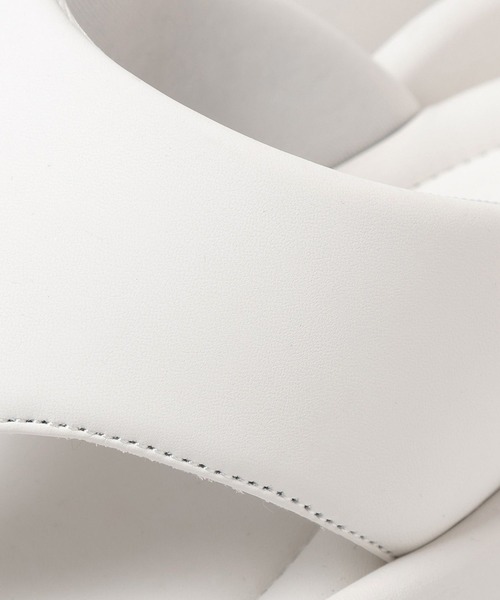 LOWRYS FARM（ローリーズファーム）の「カンドウフィットトングサンダル 283655（サンダル・レディース・ホワイト/ブラック・MEDIUM/LARGE）」の15枚目の写真