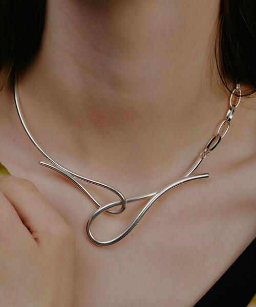 loni（ロニ）の「＜loni＞Ivy Asymmetry チョーカー（ネックレス・レディース・ゴールド/シルバー・FREE）」の2枚目の写真