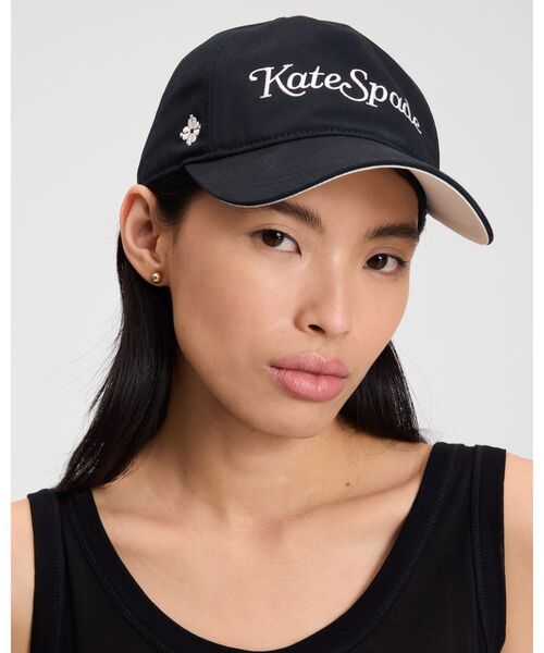 kate spade new york(ケイトスペード ニューヨーク)の「マガジン スクリプト ベースボール キャップ(キャップ・レディース・ブラック・ONE)」の2枚目の写真