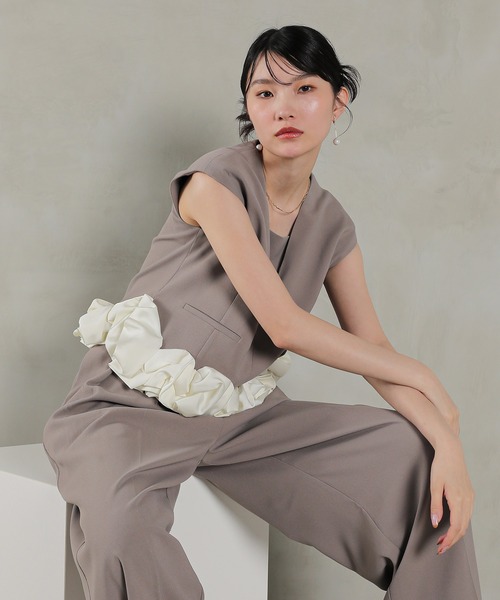 Kana(カナ)の「Vネックデザイン フリル ノースリーブ セットアップ パンツドレス パーティー 結婚式 お呼ばれ オケージョン(パンツドレス・レディース・グレー/ブラック/モカ・M)」の3枚目の写真
