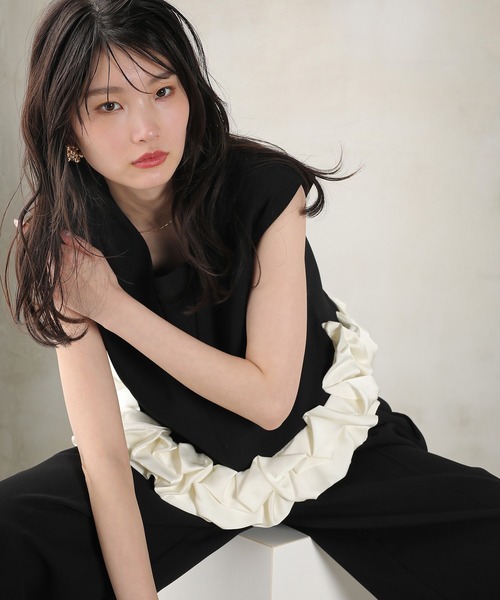 Kana(カナ)の「Vネックデザイン フリル ノースリーブ セットアップ パンツドレス パーティー 結婚式 お呼ばれ オケージョン(パンツドレス・レディース・グレー/ブラック/モカ・M)」の4枚目の写真