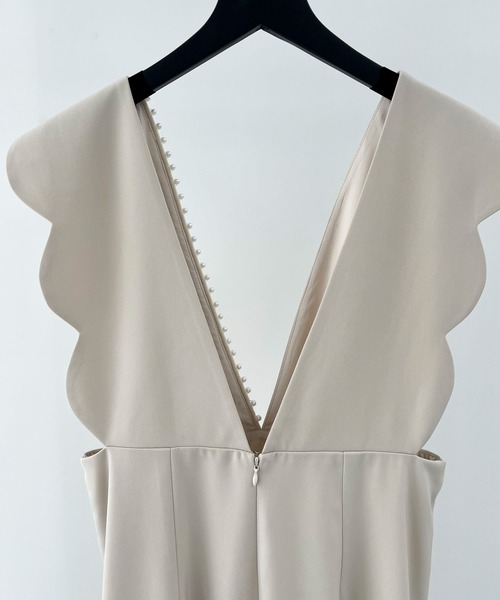 SAISON DE PAPILLON(セゾンドパピヨン)の「パール付きスカラップジャンパースカート(サロペット/オーバーオール・レディース・ベージュ/ブラック・L/M/S)」の4枚目の写真