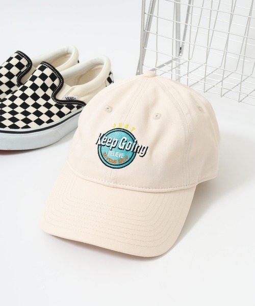 TESTIFY（テスティファイ）の「刺繍デザイン　6パネルキャップ（キャップ・メンズ・ブラック/グレー/ベージュ/ブラック系/ライトグレー/ネイビー/ブラック系1/ブラウン/ネイビー系/ブラック系2/アイボリー/イエロー/ブルー・FREE）」の2枚目の写真