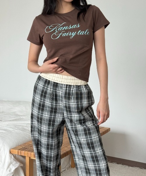Ada.（エイダ）の「スクリプトフォント風 ロゴ Tシャツ（Tシャツ/カットソー・レディース・ブラック/ブラウン/ホワイト・FREE）」の5枚目の写真