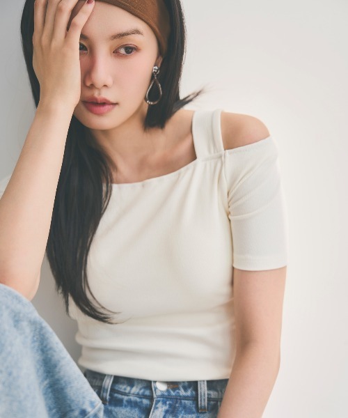 AND COUTURE(アンドクチュール)の「カップ付きオフショルプルオーバー(Tシャツ/カットソー・レディース・ライトグレー/ブラック/オフホワイト・FREE)」の1枚目の写真
