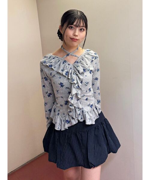 jouetie（ジュエティ）の「ラッフルフリルトップス 花柄（Tシャツ/カットソー・レディース・オフホワイト/ブラック/グレー・MEDIUM）」の4枚目の写真