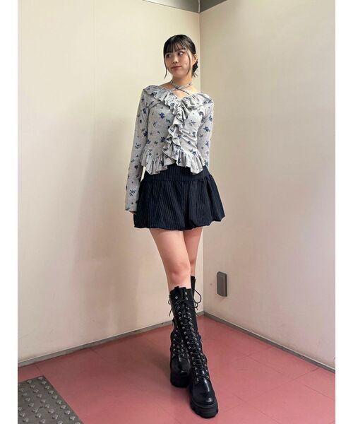 jouetie（ジュエティ）の「ラッフルフリルトップス 花柄（Tシャツ/カットソー・レディース・オフホワイト/ブラック/グレー・MEDIUM）」の6枚目の写真