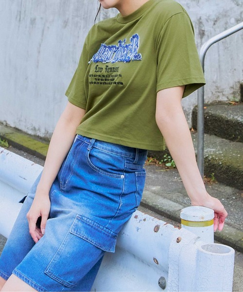 GORGE(ゴージ)の「《デニムフリンジ×クロップド丈》レディース 半袖Tシャツ ロゴデザイン カジュアル 春夏秋(Tシャツ/カットソー・レディース・スミクロ/カーキ/オフホワイト・F)」の4枚目の写真