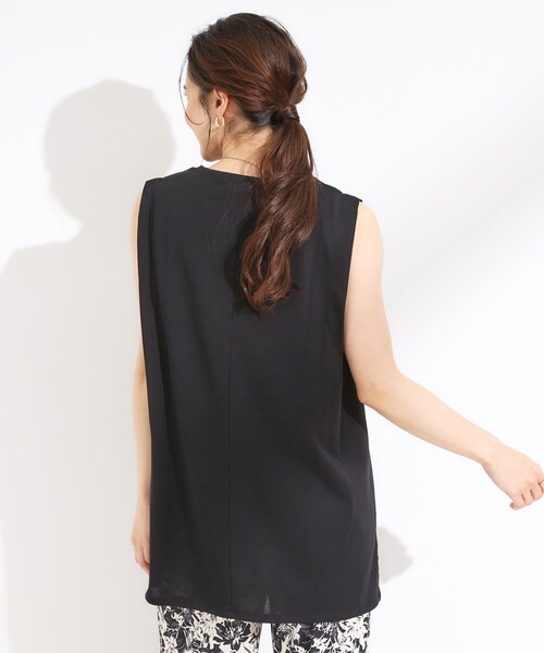 Cutie Blonde（キューティーブロンド）の「【汗ジミ軽減/ひんやり/UV】大人のヘルシーな着こなしに タックノースリーブチュニック（チュニック・レディース・ブルー系その他/ホワイト/ブラック・00）」の15枚目の写真