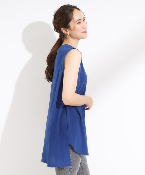 Cutie Blonde（キューティーブロンド）の「【汗ジミ軽減/ひんやり/UV】大人のヘルシーな着こなしに タックノースリーブチュニック（チュニック・レディース・ブルー系その他/ホワイト/ブラック・00）」の7枚目の写真