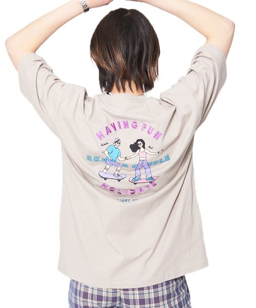 spiritoso(スピリトーゾ)の「【spiritoso】スケーター刺繍プリントTシャツ(Tシャツ/カットソー・レディース・ネイビー/グレイッシュベージュ・FREE)」の4枚目の写真