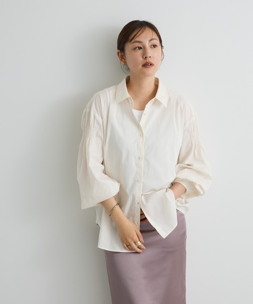 CRAFT STANDARD BOUTIQUE（クラフトスタンダードブティック）の「バックデザインレギュラーカラーシャツ◇（シャツ/ブラウス・レディース・オフホワイト/チャコールグレー/ベージュ系その他2/グレー系その他2/ブラウン系その他4/ネイビー系2・FREE）」の2枚目の写真