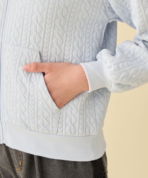 Amourire girl（アムリールガール）の「ふくれジャガードZIPパーカー（パーカー・キッズ・オフホワイト/サックスブルー・160cm/150cm/140cm/130cm）」の14枚目の写真