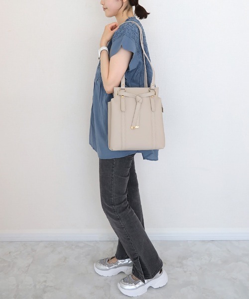 Bleu Bleuet(ブルーブルーエ)の「【ZOZO限定】合皮リュックショルダー(ショルダーバッグ・レディース・グレー/ブラック/ブラウン・FREE)」の11枚目の写真