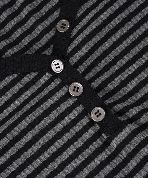 MEMECLE（メメクル）の「【MEMECLE/メメクル】VネックレトロストライプフィットTシャツ（Tシャツ/カットソー・レディース・ダークグレー・S/M）」の14枚目の写真