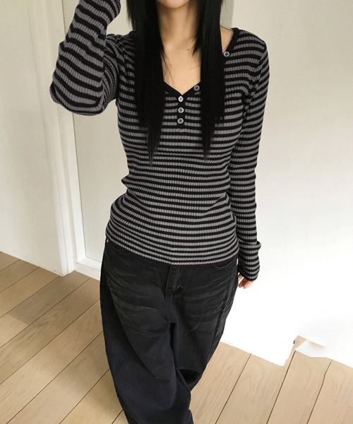 MEMECLE（メメクル）の「【MEMECLE/メメクル】VネックレトロストライプフィットTシャツ（Tシャツ/カットソー・レディース・ダークグレー・S/M）」の2枚目の写真