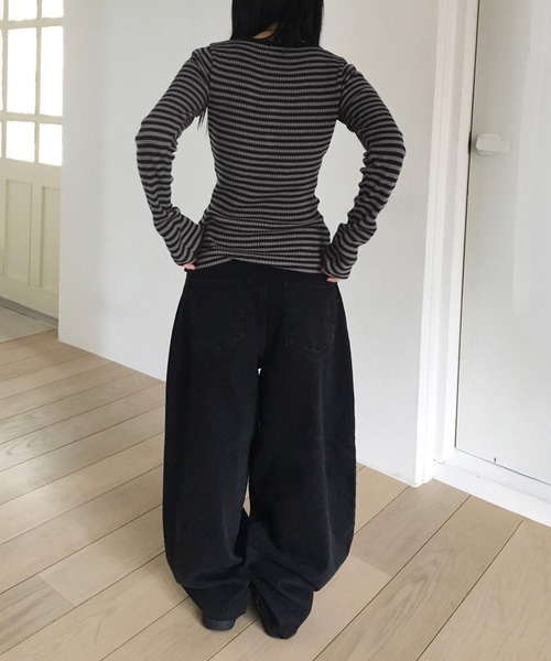 MEMECLE（メメクル）の「【MEMECLE/メメクル】VネックレトロストライプフィットTシャツ（Tシャツ/カットソー・レディース・ダークグレー・S/M）」の3枚目の写真