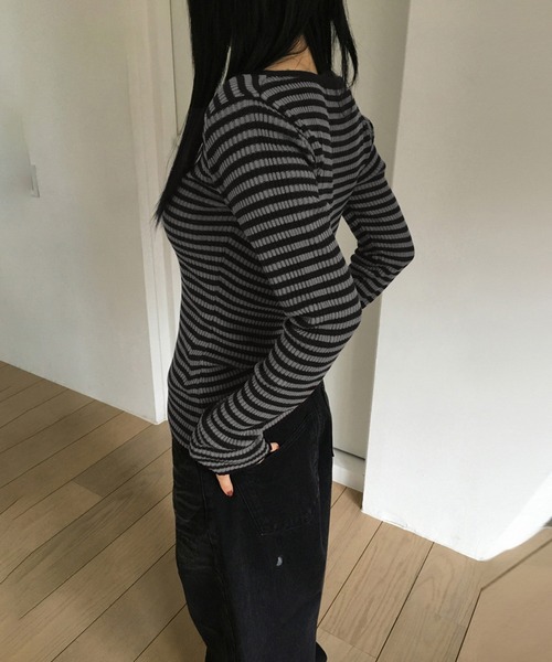 MEMECLE（メメクル）の「【MEMECLE/メメクル】VネックレトロストライプフィットTシャツ（Tシャツ/カットソー・レディース・ダークグレー・S/M）」の4枚目の写真