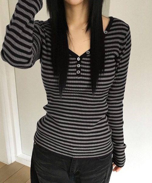 MEMECLE（メメクル）の「【MEMECLE/メメクル】VネックレトロストライプフィットTシャツ（Tシャツ/カットソー・レディース・ダークグレー・S/M）」の6枚目の写真
