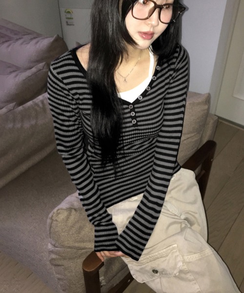 MEMECLE（メメクル）の「【MEMECLE/メメクル】VネックレトロストライプフィットTシャツ（Tシャツ/カットソー・レディース・ダークグレー・S/M）」の10枚目の写真