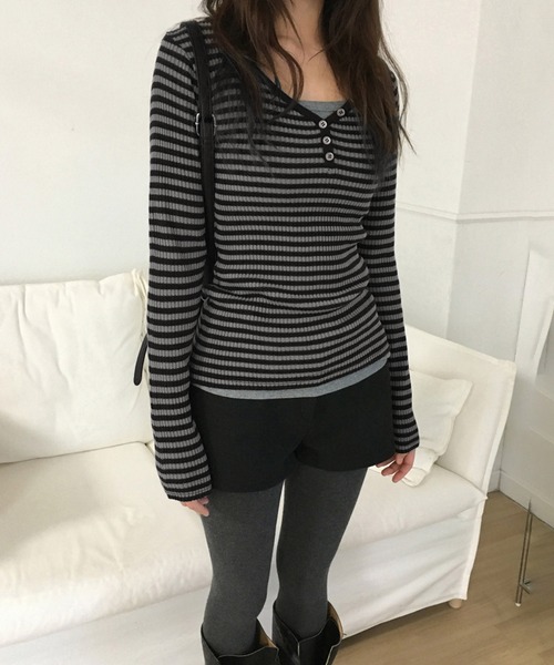 MEMECLE（メメクル）の「【MEMECLE/メメクル】VネックレトロストライプフィットTシャツ（Tシャツ/カットソー・レディース・ダークグレー・S/M）」の5枚目の写真