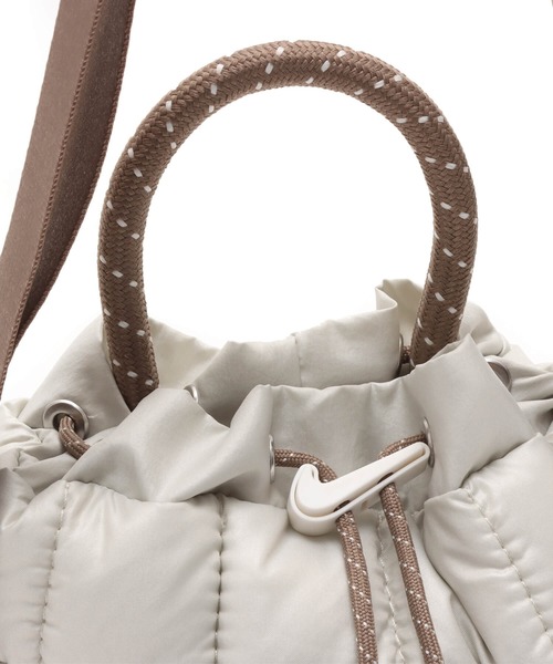 NIKE(ナイキ)の「NIKE NK NSW PUFFLE TINY TOTE / ナイキ NSW パッフル タイニー トート 【SP】(トートバッグ・メンズ・ブラック/ピンク/ベージュ・ONE SIZE)」の7枚目の写真
