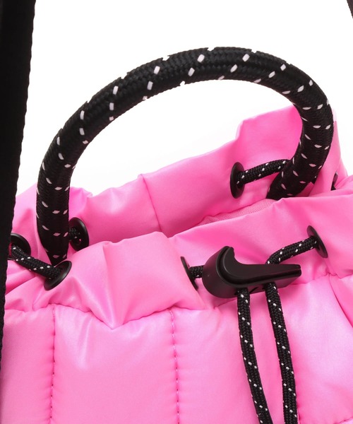 NIKE(ナイキ)の「NIKE NK NSW PUFFLE TINY TOTE / ナイキ NSW パッフル タイニー トート 【SP】(トートバッグ・メンズ・ブラック/ピンク/ベージュ・ONE SIZE)」の10枚目の写真