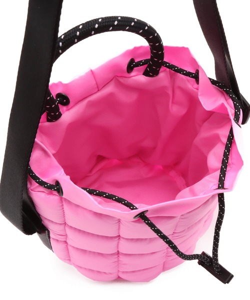 NIKE(ナイキ)の「NIKE NK NSW PUFFLE TINY TOTE / ナイキ NSW パッフル タイニー トート 【SP】(トートバッグ・メンズ・ブラック/ピンク/ベージュ・ONE SIZE)」の11枚目の写真