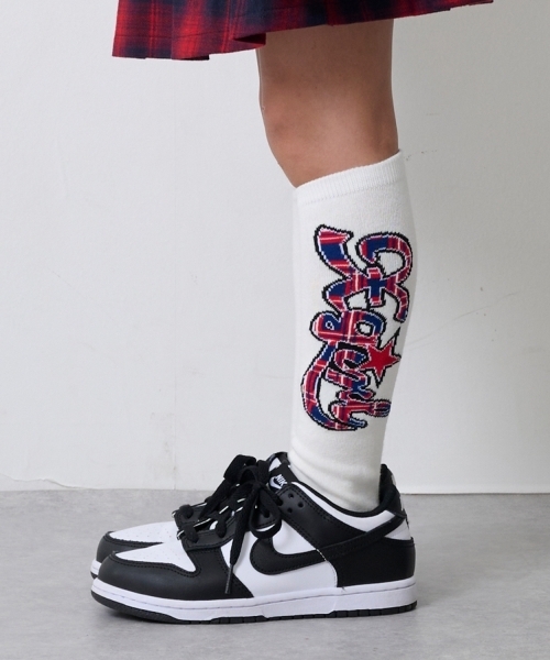 X-girl Stages（エックスガールステージス）の「総柄ロゴハイソックス（ソックス/靴下・キッズ・オフホワイト/ブラック/オレンジ・15-17cm/17-19cm/19-21cm）」の2枚目の写真