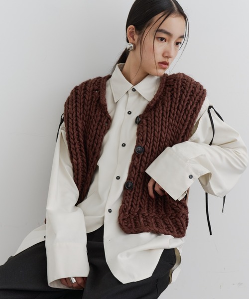 DFFUR.(ディフル)の「ウールブレンドロービングハンドニットベスト(ベスト・レディース・ブラウン/アイボリー・FREE)」の4枚目の写真