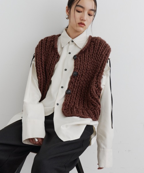 DFFUR.(ディフル)の「ウールブレンドロービングハンドニットベスト(ベスト・レディース・ブラウン/アイボリー・FREE)」の5枚目の写真