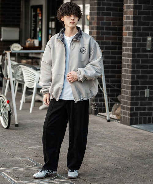 Rocky Monroe（ロッキーモンロー）の「新色追加 2Wayリバーシブル 両A面オーバーサイズワンポイントサークルロゴ刺繍スタンドネックボアブルゾン（ブルゾン・メンズ・グレー/ブラック/アイボリー/ワイン/チャコール/ネイビー/ブラウン/ブラック系/ベージュ・M/L/XL）」の21枚目の写真