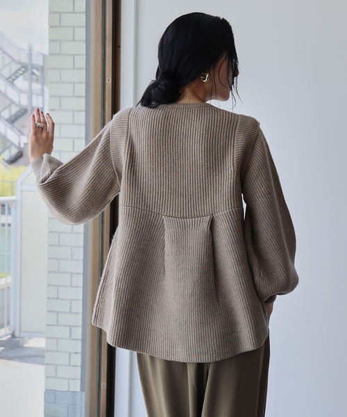 ELFRANK（エルフランク）の「ボリュームスリーブ ペプラム ニット プルオーバー（ニット/セーター・レディース・モカ/グレー/アイボリー・M/L）」の5枚目の写真