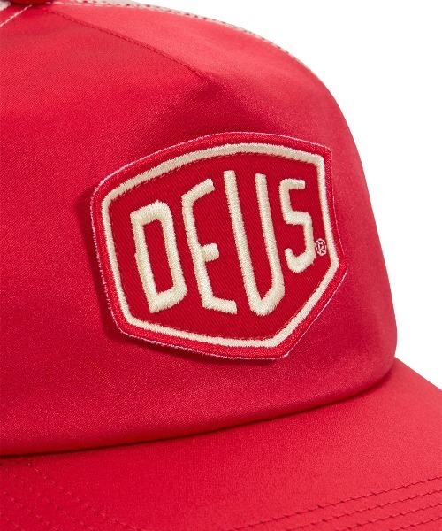 DEUS EX MACHINA（デウスエクスマキナ）の「PARIS SHIELD CAP（キャップ・メンズ・レッド系その他・OS）」の2枚目の写真