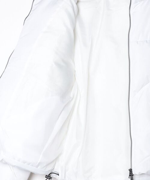 JOHN'S CLOSET（ジョンズクローゼット）の「【13】トライバルPuワッペン ショートパファージャケット（ダウンジャケット/コート・メンズ・ホワイト/ブラック・MEDIUM/LARGE/X-LARGE）」の5枚目の写真