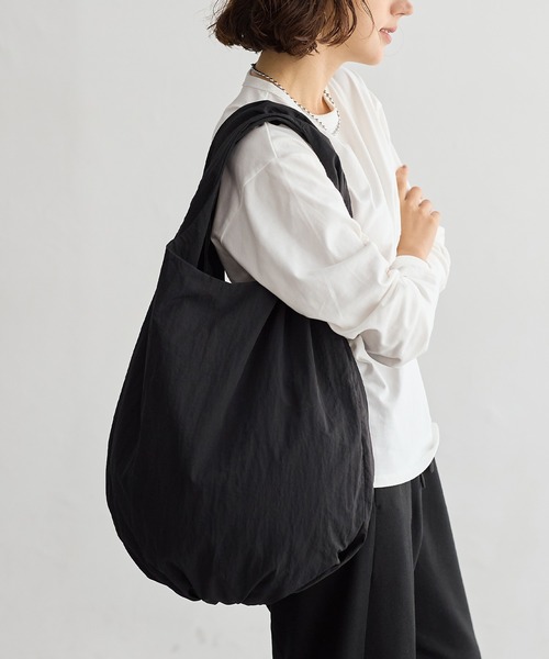 for/c(フォーシー)の「まるみフォルムトートバッグ【サスティナブル】(トートバッグ・レディース・ブラック/ベージュ・フリー)」の3枚目の写真