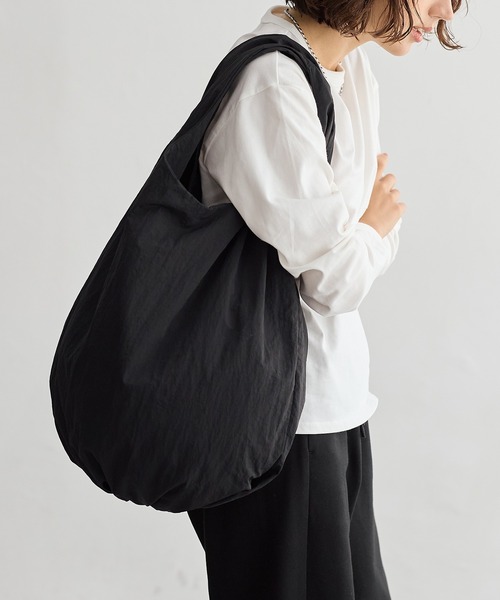 for/c(フォーシー)の「まるみフォルムトートバッグ【サスティナブル】(トートバッグ・レディース・ブラック/ベージュ・フリー)」の4枚目の写真