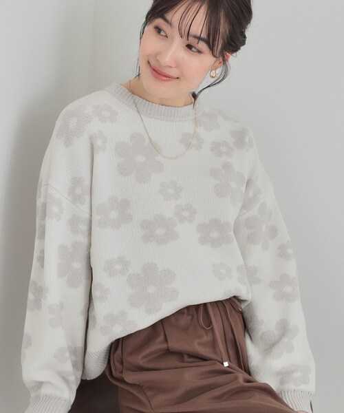 Cutie Blonde（キューティーブロンド）の「【S-LL】レトロ感漂う デイジー柄 総柄ニット（ニット/セーター・レディース・ライトグレー系/ダークブラウン系/チャコールグレー/ピンク系6・01/02/03/04）」の2枚目の写真