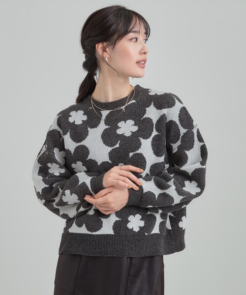Cutie Blonde（キューティーブロンド）の「【S-LL】レトロ感漂う デイジー柄 総柄ニット（ニット/セーター・レディース・ライトグレー系/ダークブラウン系/チャコールグレー/ピンク系6・01/02/03/04）」の5枚目の写真