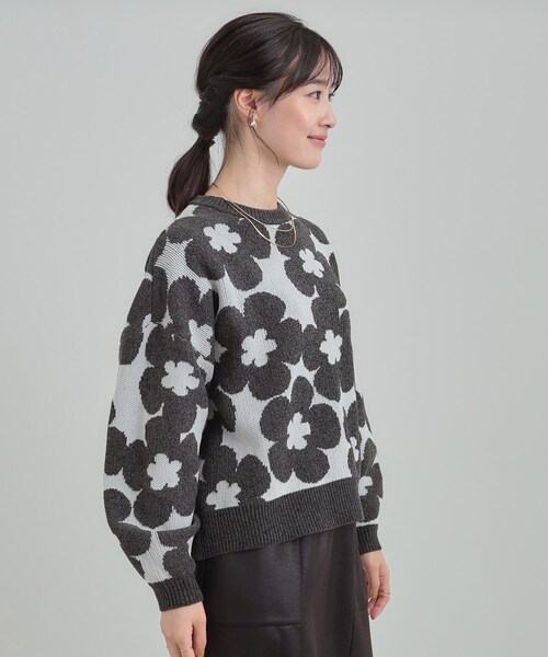 Cutie Blonde（キューティーブロンド）の「【S-LL】レトロ感漂う デイジー柄 総柄ニット（ニット/セーター・レディース・ライトグレー系/ダークブラウン系/チャコールグレー/ピンク系6・01/02/03/04）」の6枚目の写真