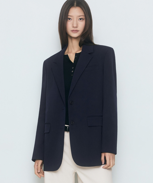 MUSINSA STANDARD WOMAN(ムシンサスタンダードウーマン)の「レディース特大ブレザー【ネイビー】(テーラードジャケット・レディース・その他・SMALL/MEDIUM/LARGE/X-LARGE/X-SMALL)」の1枚目の写真