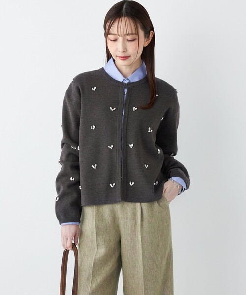 SHIPS Colors(シップス カラーズ)の「SHIPS Colors:〈手洗い可能〉ビジュー ノーカラー カーディガン◇(カーディガン/ボレロ・レディース・ダークグレー/ブラック・ONE SIZE)」の2枚目の写真