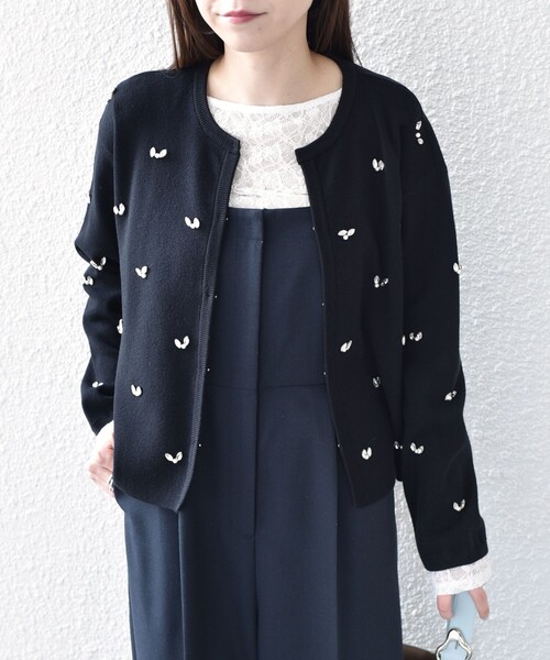SHIPS Colors(シップス カラーズ)の「SHIPS Colors:〈手洗い可能〉ビジュー ノーカラー カーディガン◇(カーディガン/ボレロ・レディース・ダークグレー/ブラック・ONE SIZE)」の5枚目の写真