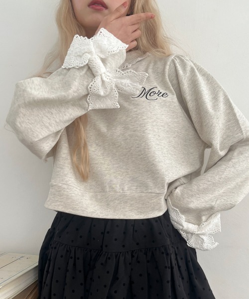 MORE self LOVE(モアセルフラブ)の「袖リボンフリルロゴスウェット(スウェット・レディース・オフホワイト/ブラック/グレー・FREE)」の4枚目の写真