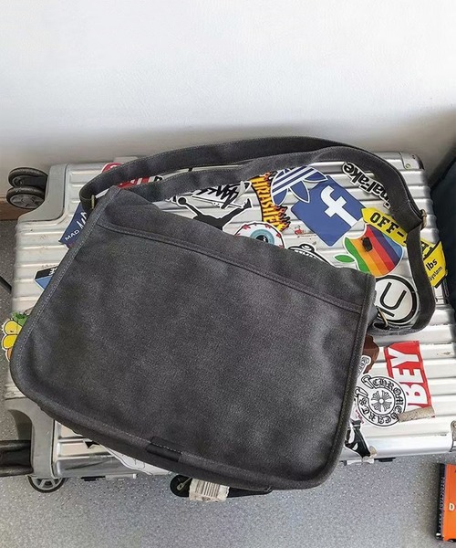 WESTBOY(ウエストボーイ)の「ユニセックス A4収納可 ショルダーバッグ WO25W9BG17(ショルダーバッグ・メンズ・ブラック/ブラウン/ベージュ/グレー・FREE)」の7枚目の写真