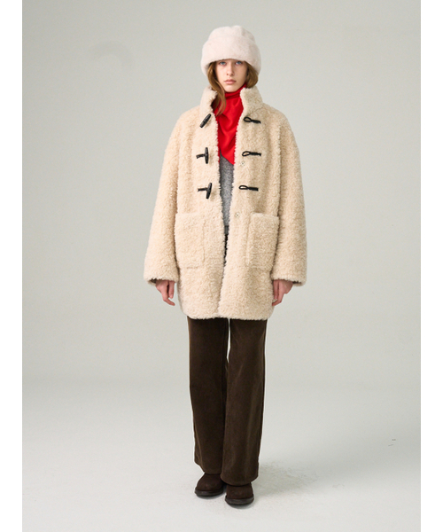 hunch(ハンチ)の「High-Neck Duffle Shearing Bear Mustang (L/Beige)(チェスターコート・レディース・ライトベージュ・FREE)」の4枚目の写真