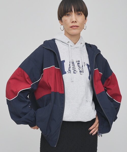 UMBRO(アンブロ)の「【umbro×Whim Gazette】 フーディーブルゾン(ブルゾン・レディース・アイボリー/ネイビー・FREE)」の2枚目の写真