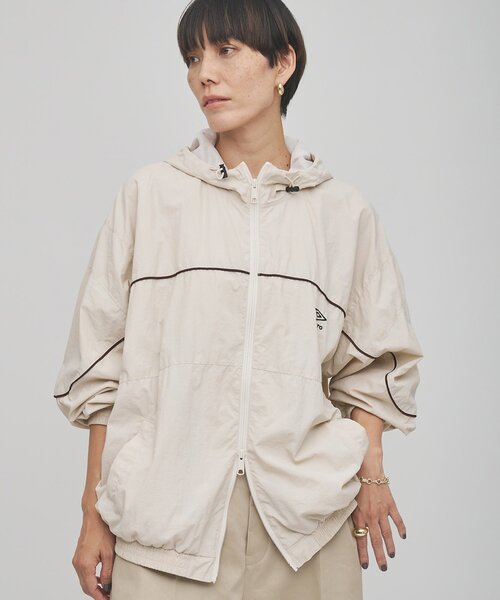 UMBRO(アンブロ)の「【umbro×Whim Gazette】 フーディーブルゾン(ブルゾン・レディース・アイボリー/ネイビー・FREE)」の1枚目の写真