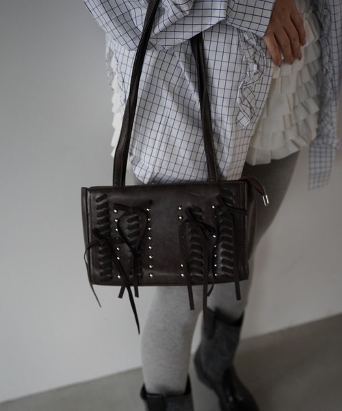 SANSeLF（サンセルフ）の「【SANSeLF】スタッズレースアップショルダーバッグ saa26s012（ショルダーバッグ・レディース・ブラウン・FREE）」の4枚目の写真